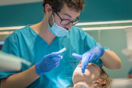 Limpieza dental profesional: elimina placa y sarro que el cepillo no alcanza
